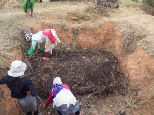 réalisation d'une compostière par des paysannes malgaches